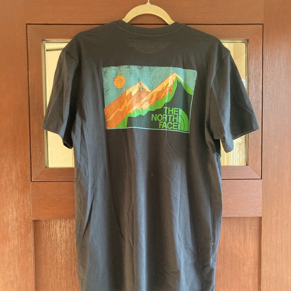 New with tags Medium The North Face Short Sleeve Black T-shirt Novelty Graphic